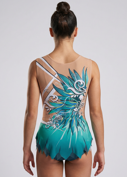 Maillot de gimnasia rítmica en tonos turquesa y verde con pedrería, degradados y motivos florales creando un estilo elegante.

Maillot de gimnasia rítmica color claro con verdes intensos, detalles blancos, pedrería brillante y diseño floral de apariencia dinámica.

Maillot de gimnasia rítmica visto por la espalda en base clara con verdes y turquesas, pedrería y motivos florales fluidos.