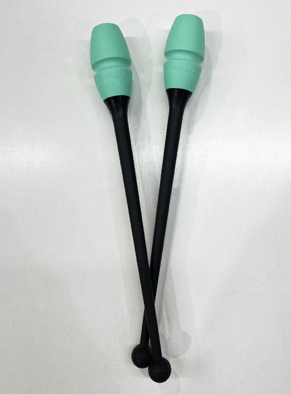 Detalle de mazas de gimnasia rítmica engarzables negro y menta.