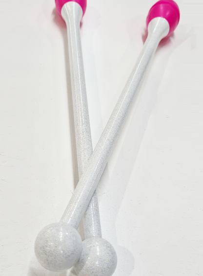 Mazas rítmica Dvillena & Vinkova blanco brillo y fucsia engarzables