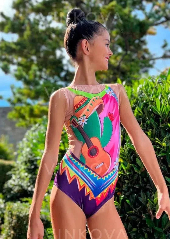 Body da ginnastica ritmica rosa e viola con illustrazione di cactus, chitarra spagnola e sombrero messicano.