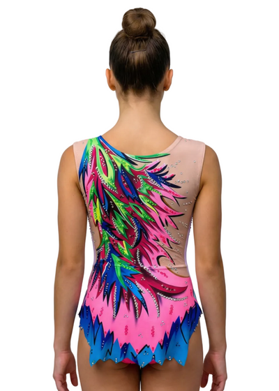 Body da gara per ginnastica ritmica in rosa e blu con tocchi di verde, abbondanti strass e motivi a fiamme per uno stile vibrante.
Body da gara per ginnastica ritmica color chiaro con rosa intensi, dettagli verdi e blu, strass e design a fiamme dall'aspetto dinamico.
Body da gara per ginnastica ritmica visto di schiena su base chiara con rosa, verde e blu, strass sparsi e motivi a fiamme fluidi.