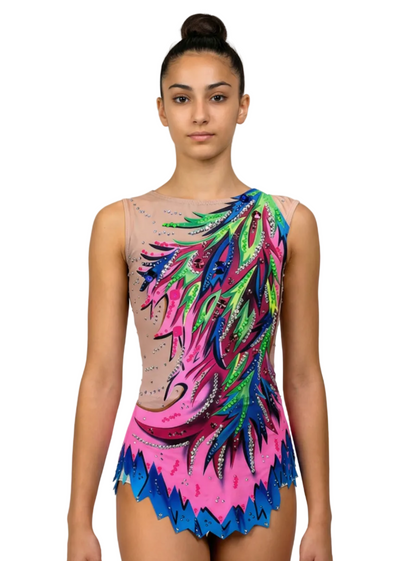 Body da gara per ginnastica ritmica in rosa e blu con tocchi di verde, abbondanti strass e motivi a fiamme per uno stile vibrante.
Body da gara per ginnastica ritmica color chiaro con rosa intensi, dettagli verdi e blu, strass e design a fiamme dall'aspetto dinamico.
Body da gara per ginnastica ritmica visto di schiena su base chiara con rosa, verde e blu, strass sparsi e motivi a fiamme fluidi.