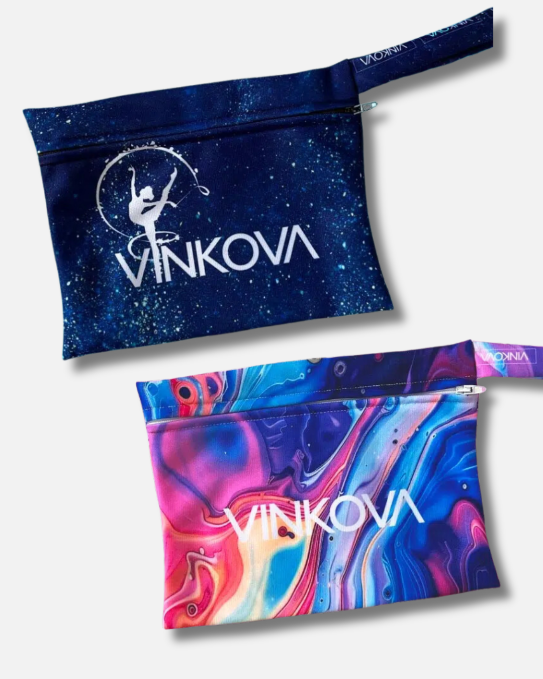 Pochette Vinkova con zip e cinturino, blu scuro e stampa multicolore.
