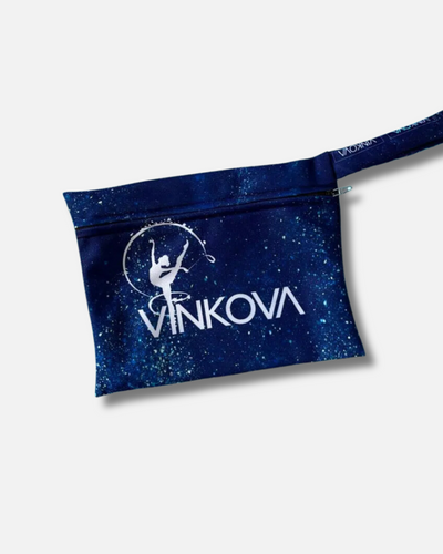 Pochette blu scuro Vinkova con disegno di ginnasta, zip e cinturino.