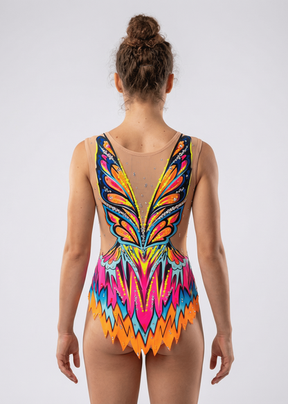Maillot de gimnasia rítmica multicolor con rosa, azul y naranja, pedrería brillante, transparencias y diseño posterior simétrico tipo alas vibrantes.
Maillot rítmico en tonos neón y azules con pedrería abundante, transparencias suaves y patrón posterior dinámico de formas ascendentes.
Maillot de gimnasia rítmica multicolor con detalles transparentes, pedrería fina y estilo posterior vibrante inspirado en alas estilizadas.