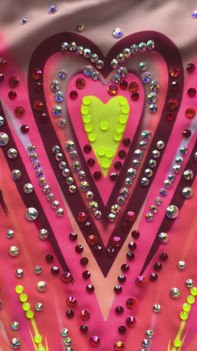 Maillot profesional elástico con falda de picos y detalles brillantes amarillos.