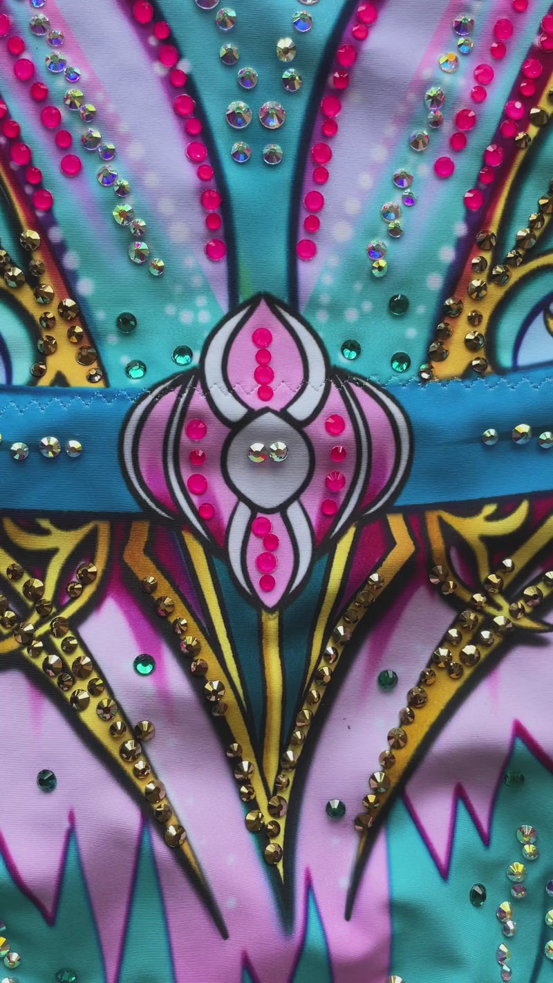 Maillot profesional elástico sin mangas con falda de picos y strass multicolor.