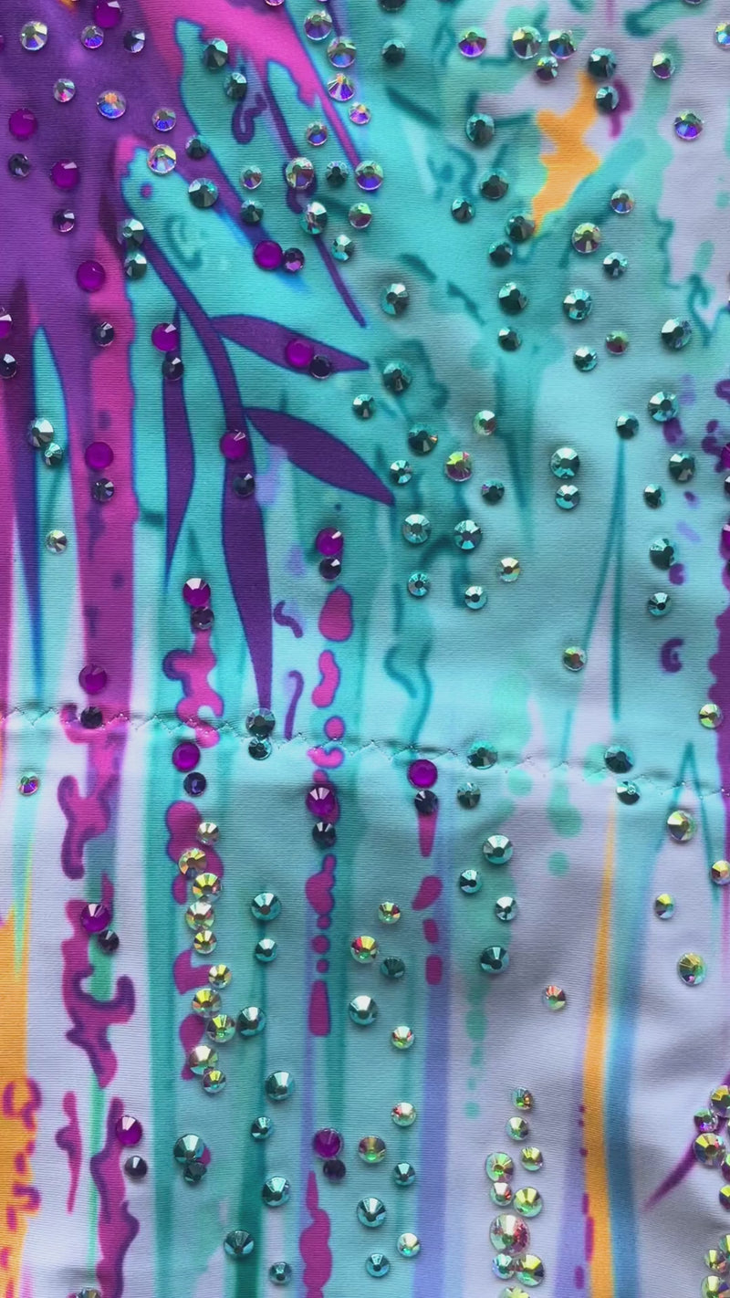 Maillot profesional elástico con falda de picos larga y mangas degradadas pastel.