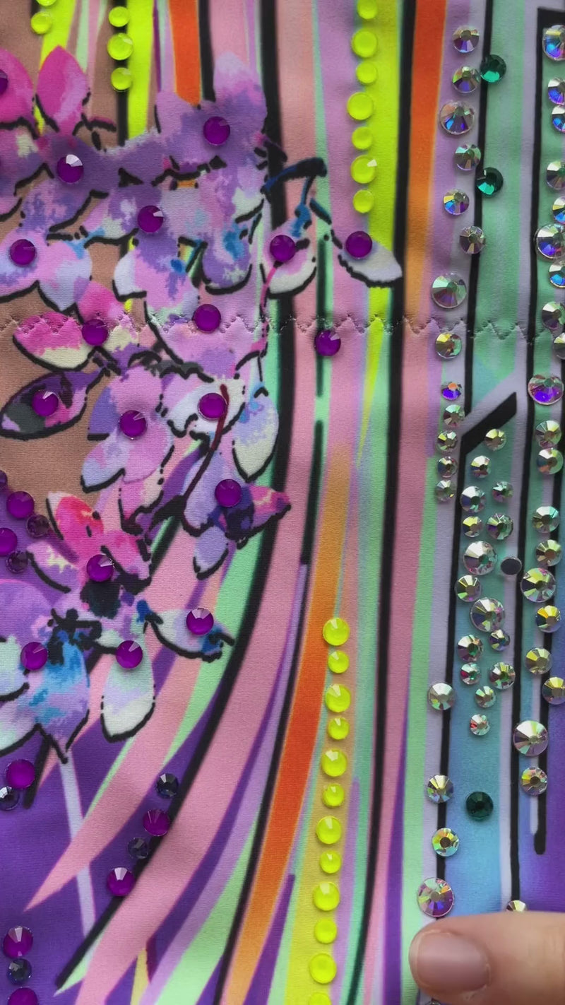 Maillot profesional elástico con falda de picos en tonos pastel y violeta.