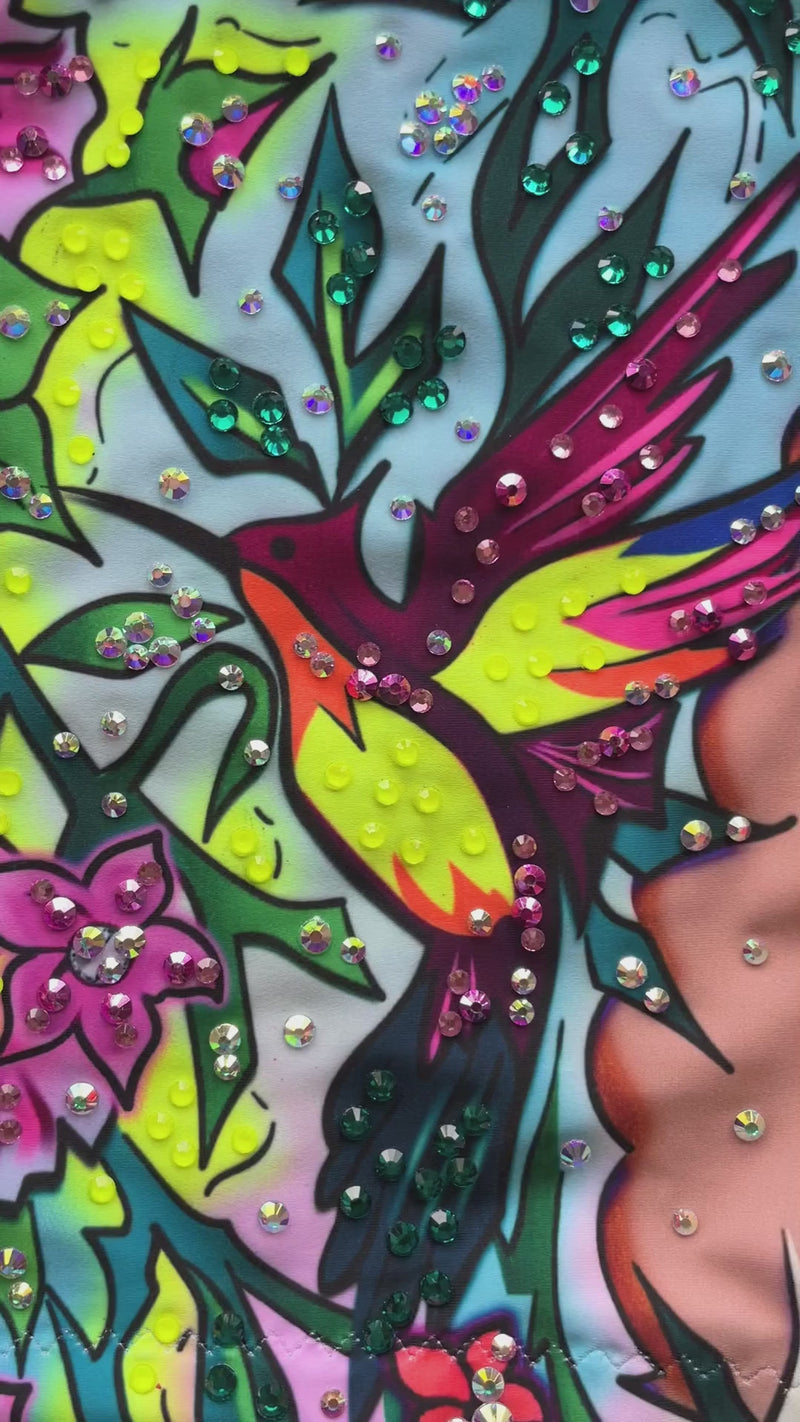 Maillot profesional elástico con detalles de strass y falda de picos blanca y azul.