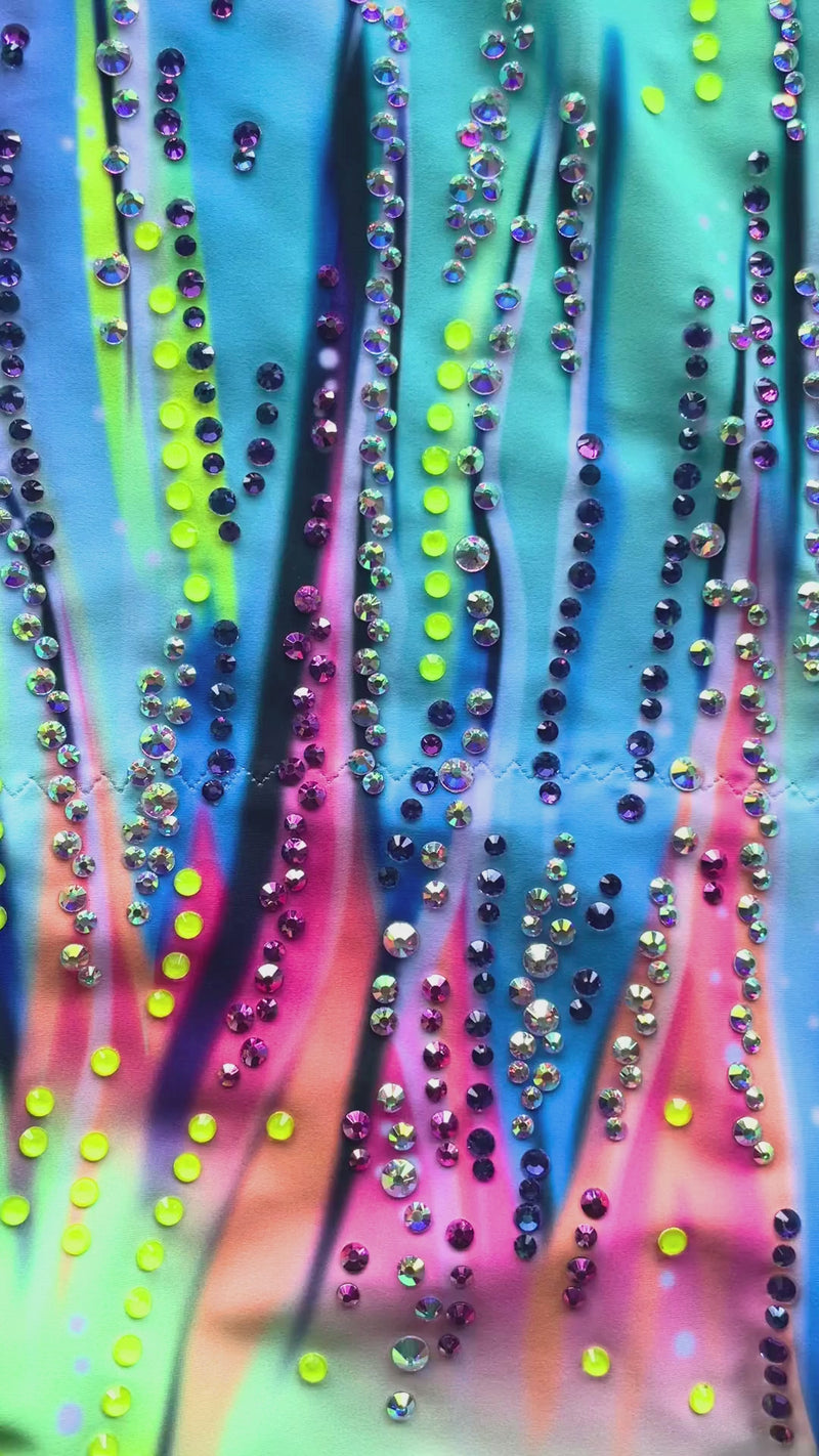 Maillot profesional elástico con detalles de strass y falda de picos en tonos lima.