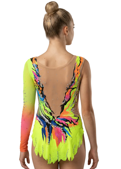 Schiena di un body da ritmica neon multicolore con rete color nudo, strass brillanti e forme ondulate dallo stile vibrante.
Schiena di un body da gara per ginnastica ritmica in tonalità neon con cristalli sparsi, rete color nudo e design fluido asimmetrico.
Schiena di un body da ritmica multicolore neon con gonnellino sagomato, abbondanti strass e tratti dinamici dallo stile accattivante.