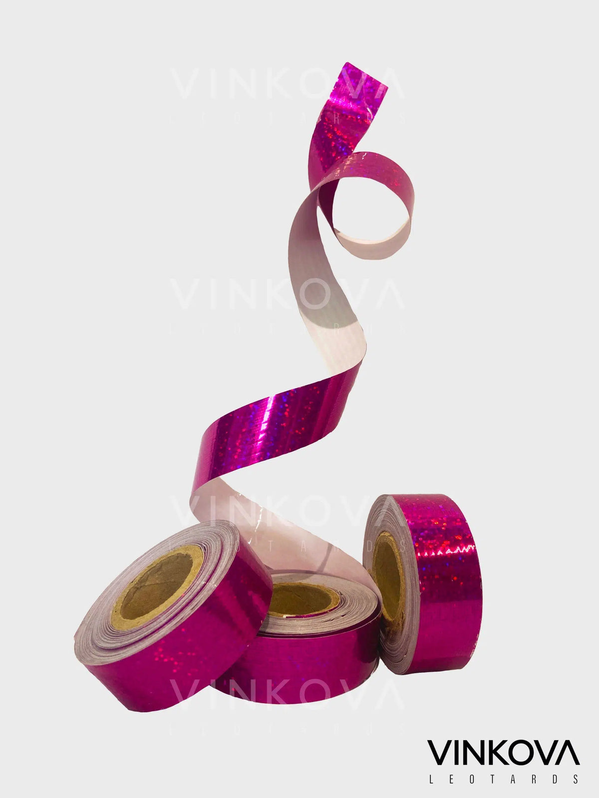 Nastro adesivo Vinkova per attrezzi di ginnastica ritmica, glitter, fucsia, in rotoli e strisce srotolate.
