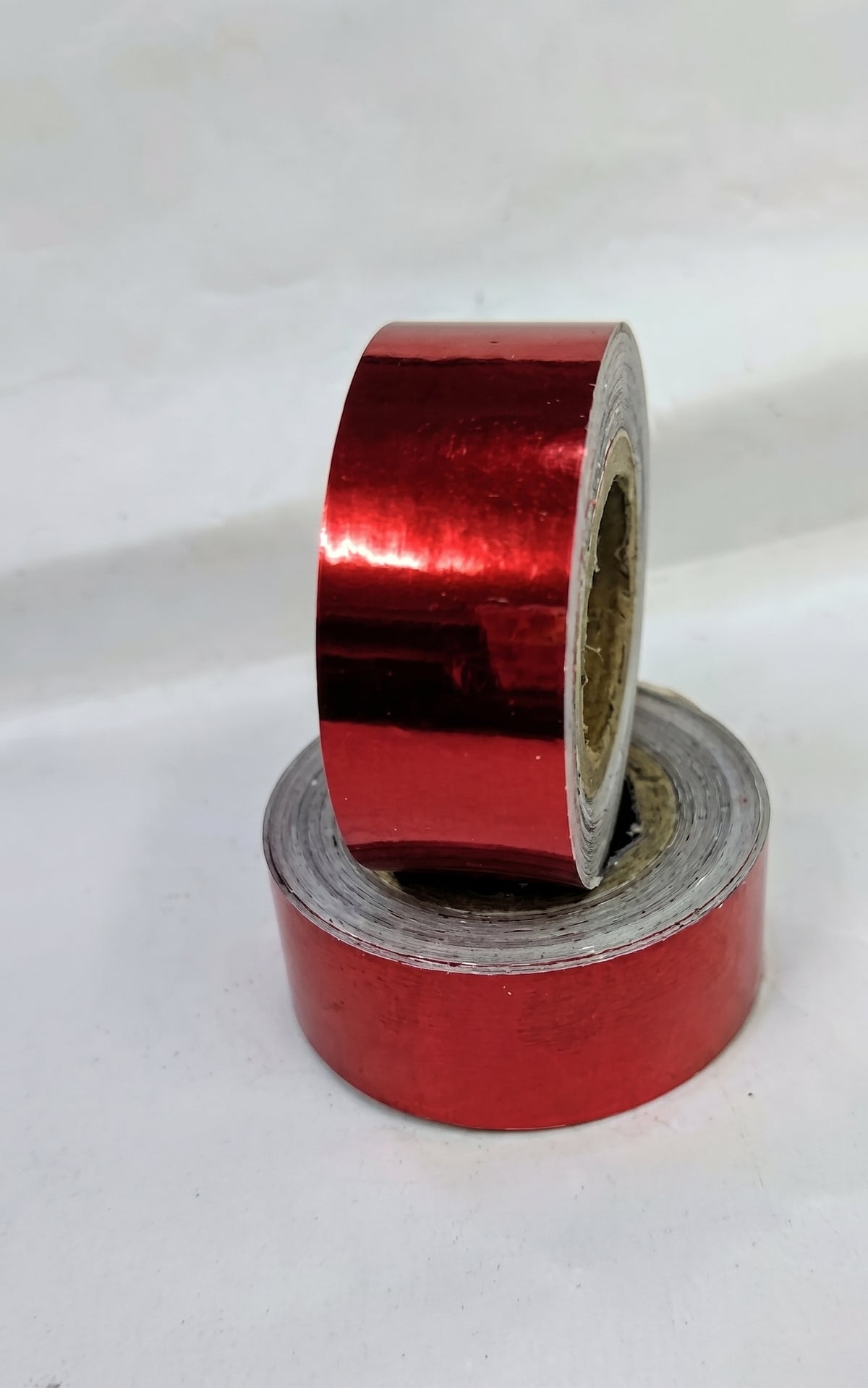 Nastro adesivo Vinkova per attrezzi di ginnastica ritmica, effetto specchio, rosso, in rotoli sovrapposti.