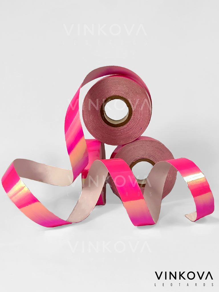 Nastro adesivo Vinkova per attrezzi di ginnastica ritmica, cangiante, rosa fluo, in rotoli e strisce srotolate.