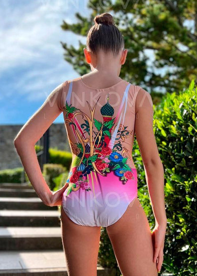 Body da ginnastica ritmica senza maniche con motivi tradizionali russi e corsetto intrecciato in colore rosa.