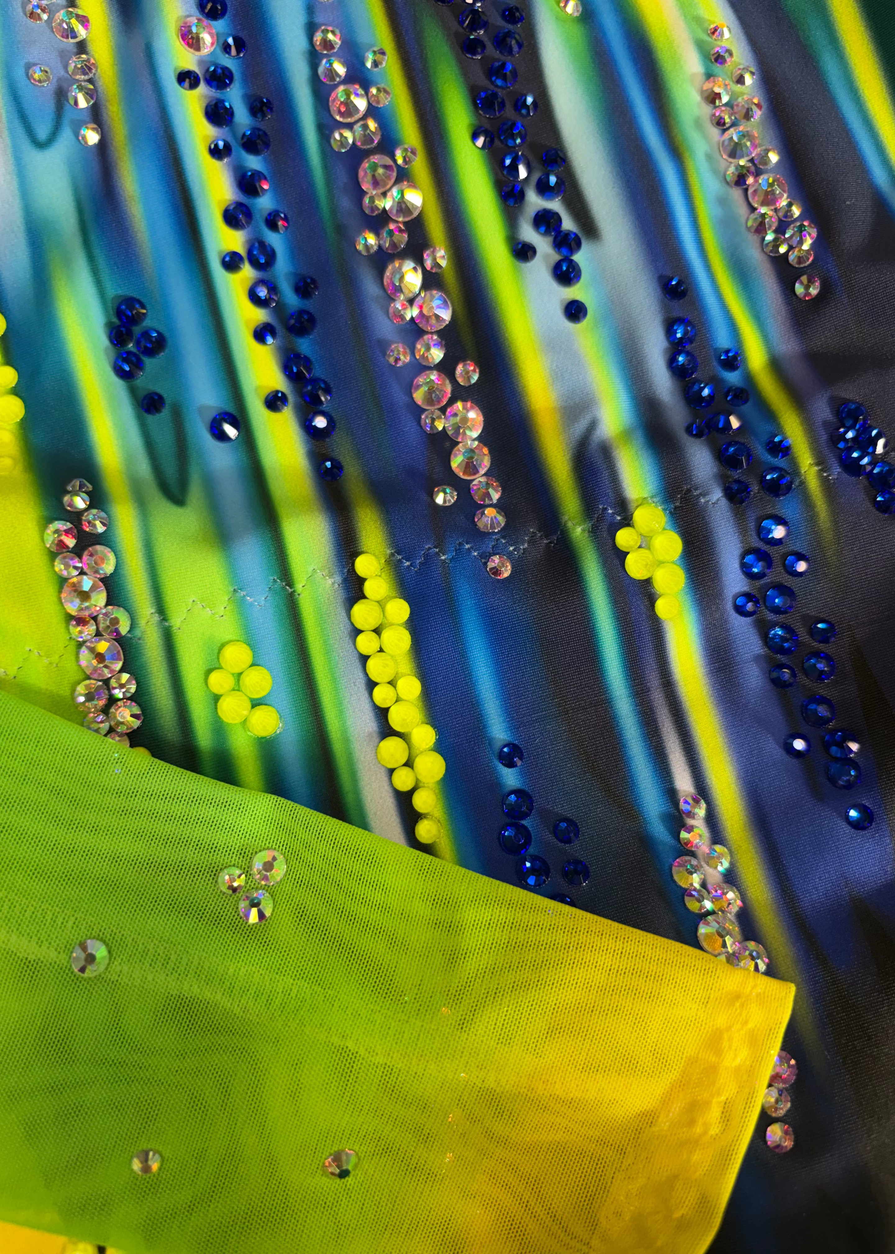 Body da ritmica professionale con strass multicolor e motivo astratto blu-verde per bambina.