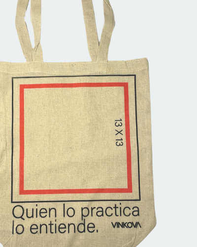 Dettaglio del quadrato rosso e della frase sulla borsa tote Vinkova.