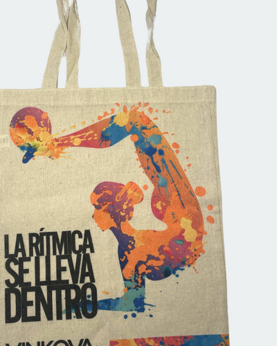 Dettaglio della ginnasta arancione e dello slogan sulla borsa tote Vinkova.