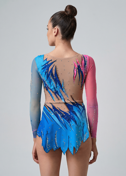 Maillot de gimnasia rítmica azul y rosa con degradados, transparencias tono piel, pedrería abundante y mangas largas en estilo dinámico.
Maillot rítmico en azules y rosas con diseño flameado, transparencias tono piel, pedrería brillante y falda recortada de acabado en movimiento.
Espalda del maillot rítmico azul y rosa con degradados, transparencias tono piel, pedrería dispersa y diseño estilizado de líneas ascendentes.