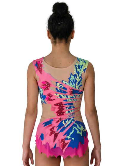 Body da gara per ginnastica ritmica in rosa, blu e verde con strass, trasparenze simulate laterali e motivi dinamici per uno stile vibrante.

Body per ginnastica ritmica in colore chiaro con rosa intensi, blu e verdi, strass brillanti e design asimmetrico dall'aspetto energico.

Body per ginnastica ritmica visto sul retro su base chiara con rosa, blu e verdi, strass e motivi fluidi dallo stile dinamico.
