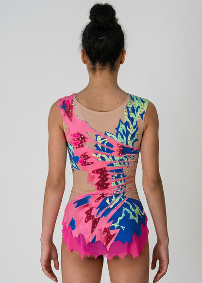 Maillot de gimnasia rítmica en rosa, azul y verde con pedrería, transparencias simuladas laterales y motivos dinámicos creando un estilo vibrante.

Maillot de gimnasia rítmica color claro con rosas intensos, azules y verdes, pedrería brillante y diseño asimétrico de apariencia energética.

Maillot de gimnasia rítmica visto por la espalda en base clara con rosas, azules y verdes, pedrería y motivos fluidos de estilo dinámico.